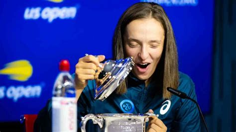 iga swiatek out of context|WATCH: Iga Swiatek surprised with tiramisu inside US Open trophy.